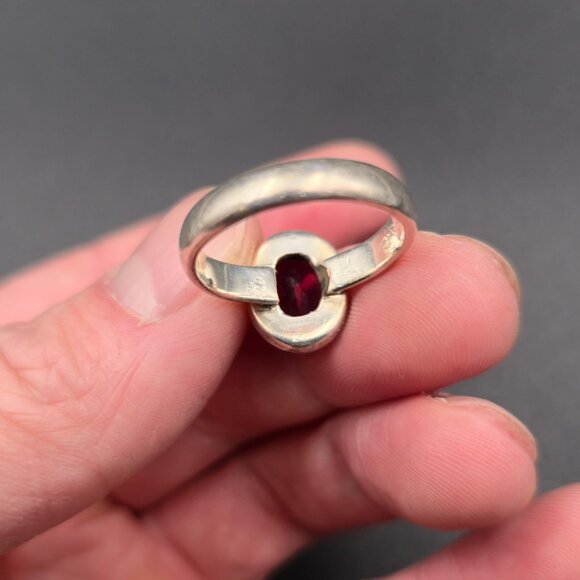 Size 9 Sterling Silver Oval Very Deep Dark Garnet Gem Band Ring A6113 - Picture 6 of 9